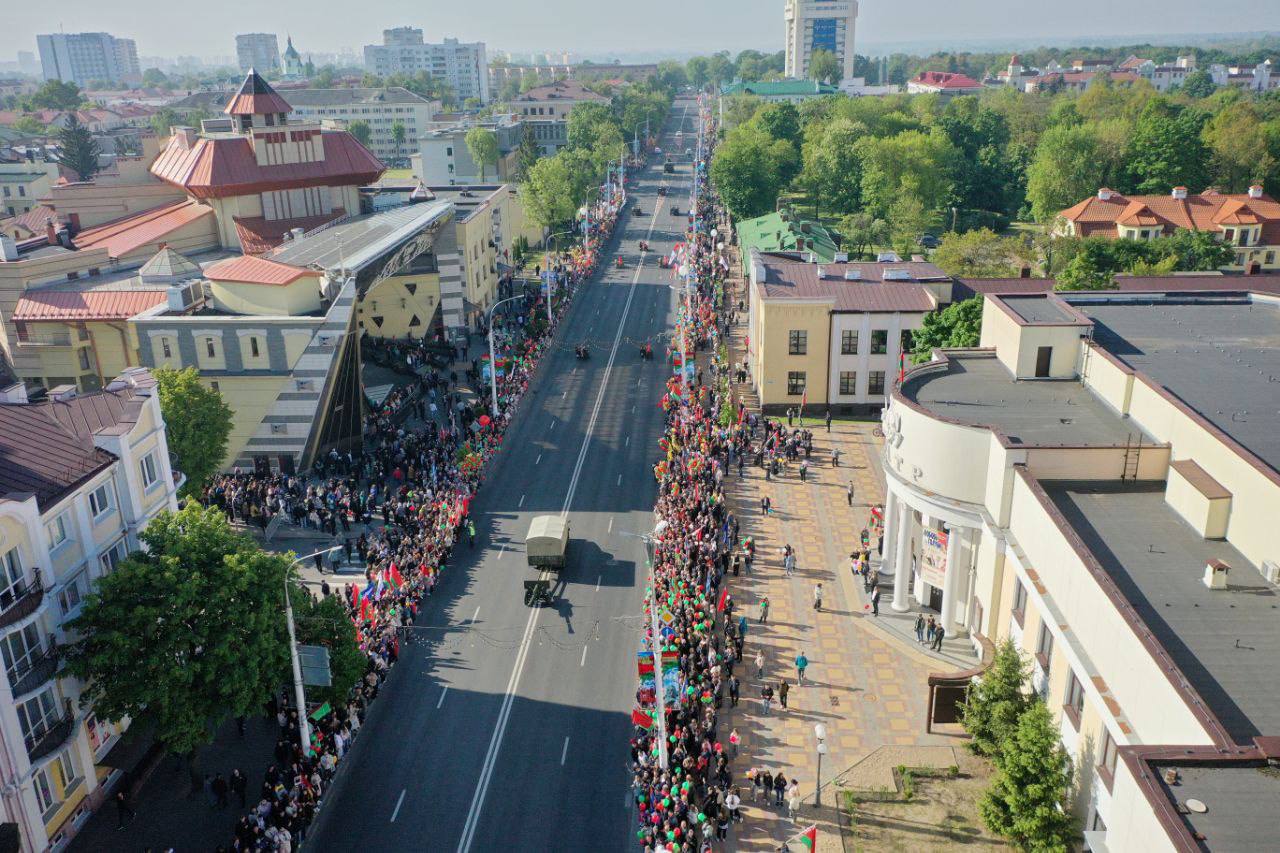 Парад Победы проехал по улицам Бреста — видео и фото