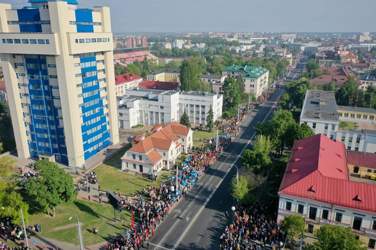 Парад Победы проехал по улицам Бреста — видео и фото