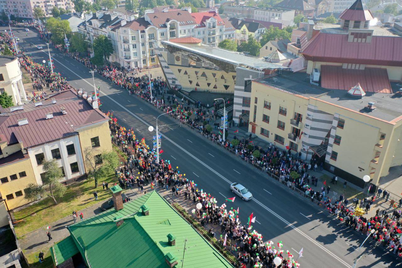 Парад Победы проехал по улицам Бреста — видео и фото