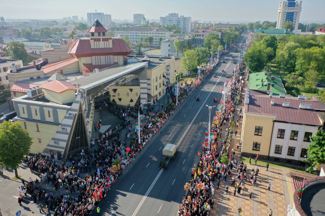 Парад Победы проехал по улицам Бреста — видео и фото