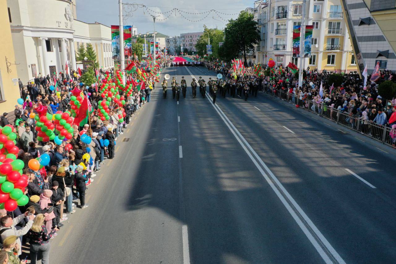 Парад Победы проехал по улицам Бреста — видео и фото