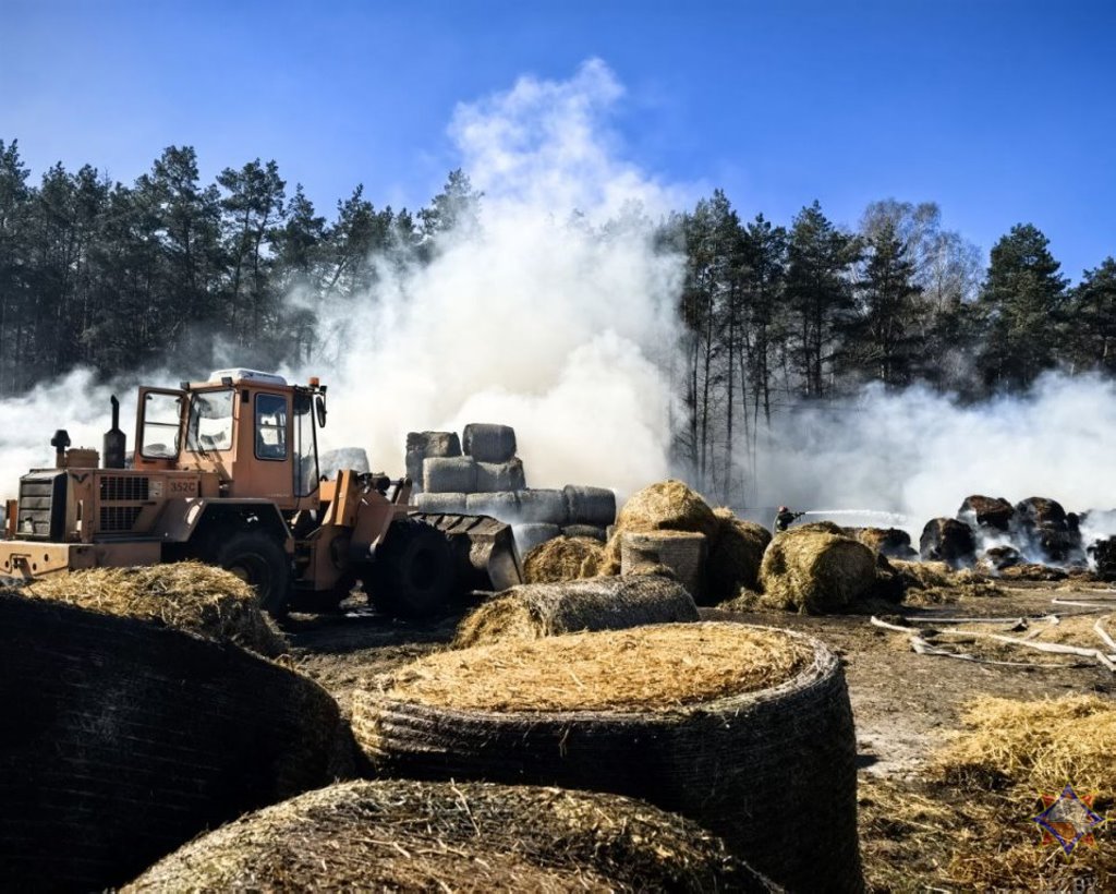 Крупный пожар соломы в Каменецком районе: сгорело 9,5 тонн