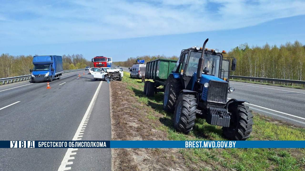 На трассе М1 под Кобрином иномарка столкнулась с трактором: трое госпитализированы