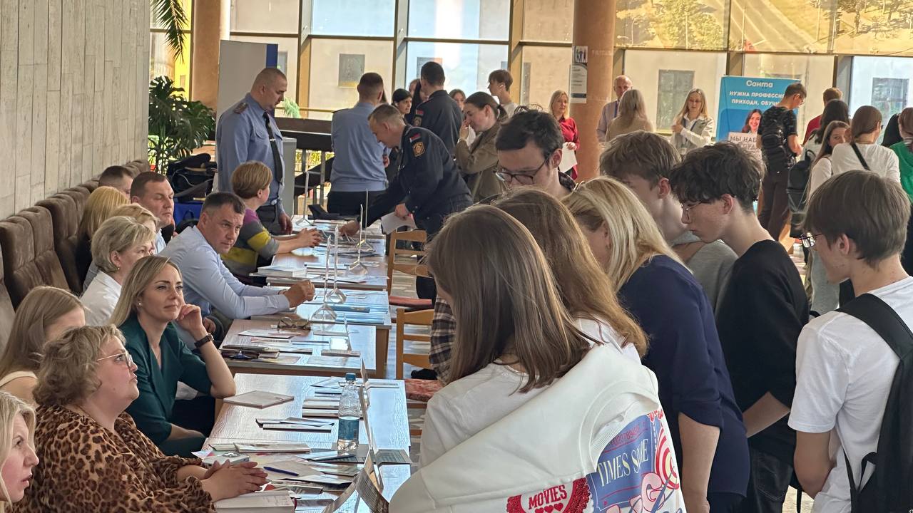 В первый день молодежной ярмарки вакансий в Бресте предложения о работе получили почти 800 человек