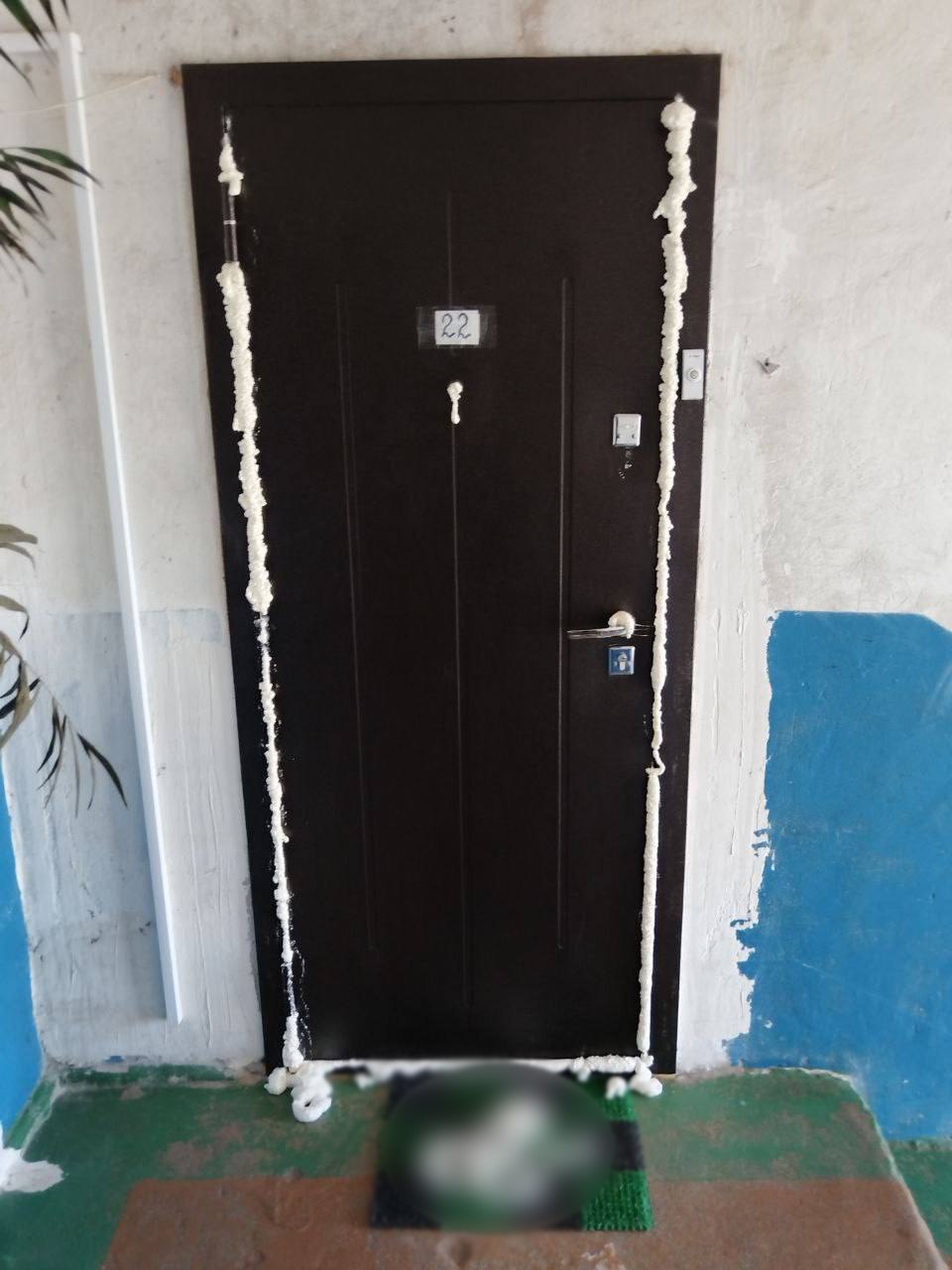 Запенили входную дверь в квартиру соседки в отместку за заявление в милицию на родственницу. Подробности истории