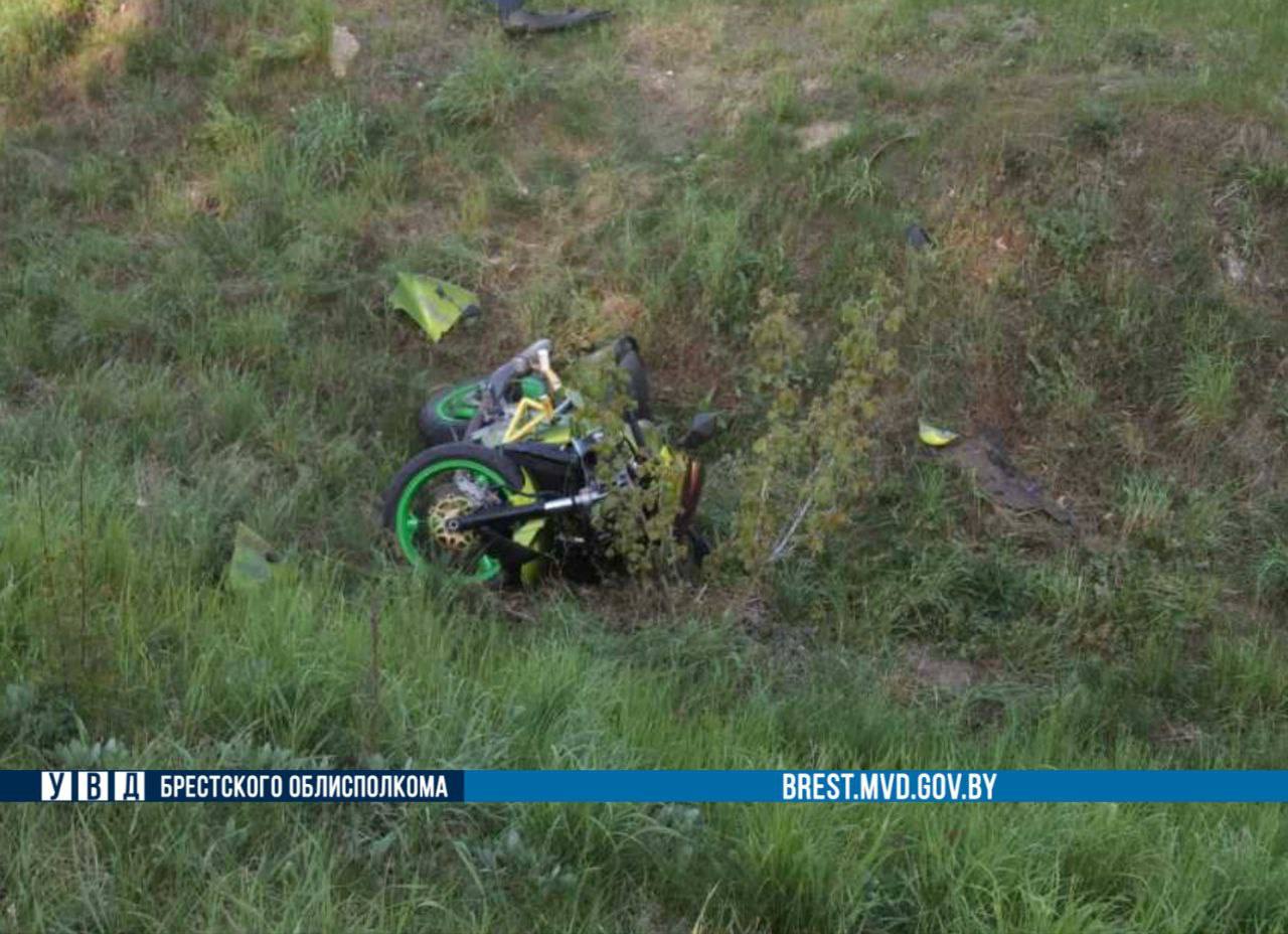 Автомобиль и мотоцикл столкнулись на автодороге «Брест — Беловежская пуща»