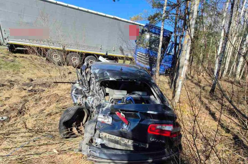 Mercedes с пьяным водителем врезался в остановившийся Renault. Подробности ДТП в Брестской области