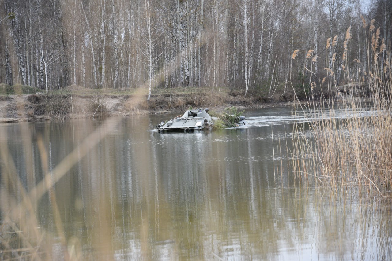 Под Брестом прошли занятия по вождению боевых машин на плаву в условиях «диверсионных действий»