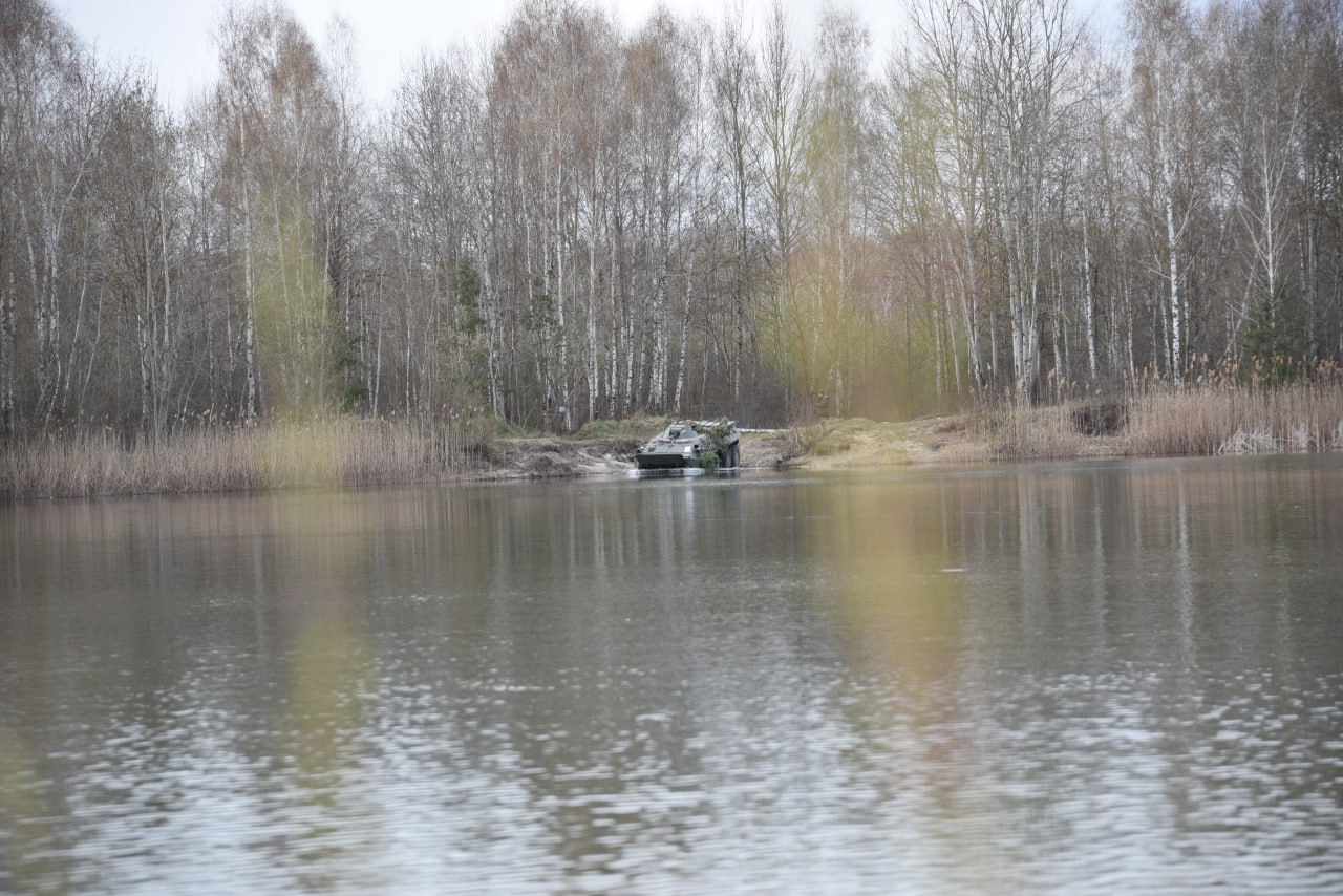 Под Брестом прошли занятия по вождению боевых машин на плаву в условиях «диверсионных действий»