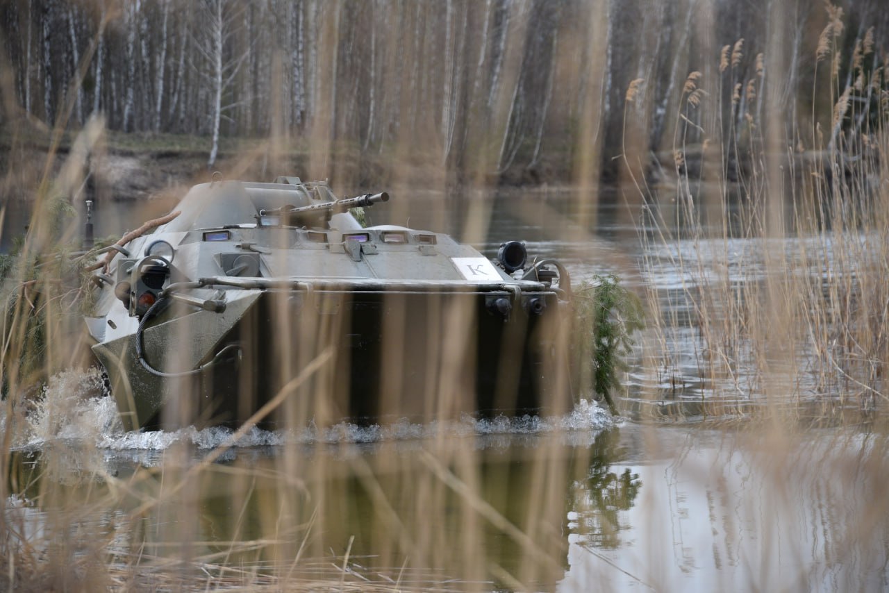 Под Брестом прошли занятия по вождению боевых машин на плаву в условиях «диверсионных действий»