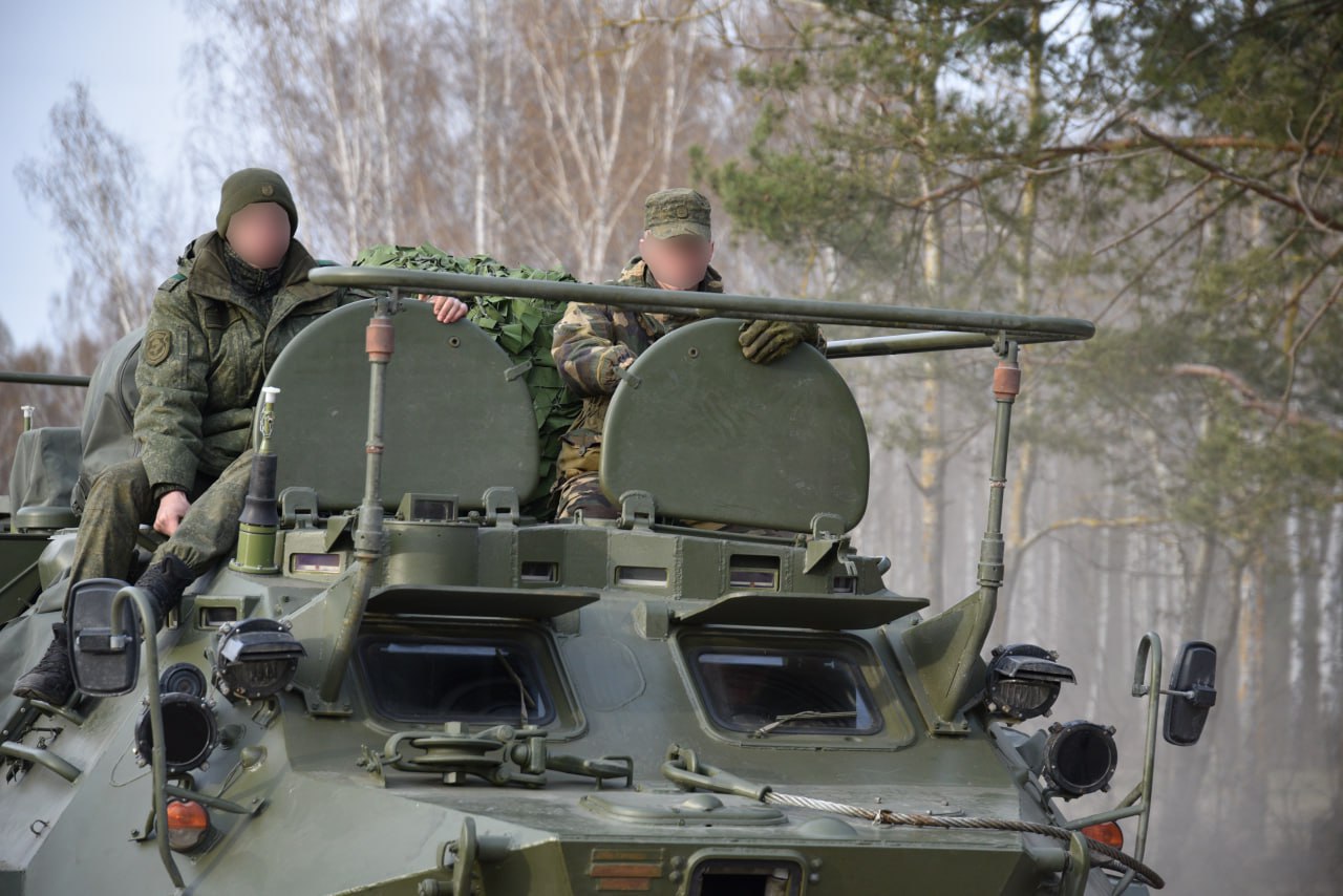 Под Брестом прошли занятия по вождению боевых машин на плаву в условиях «диверсионных действий»