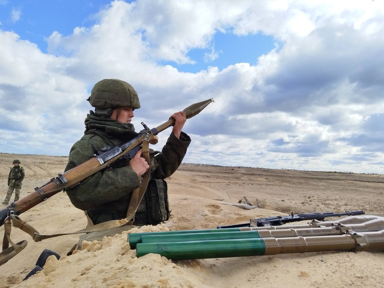 Под Брестом прошли занятия по вождению боевых машин на плаву в условиях «диверсионных действий»