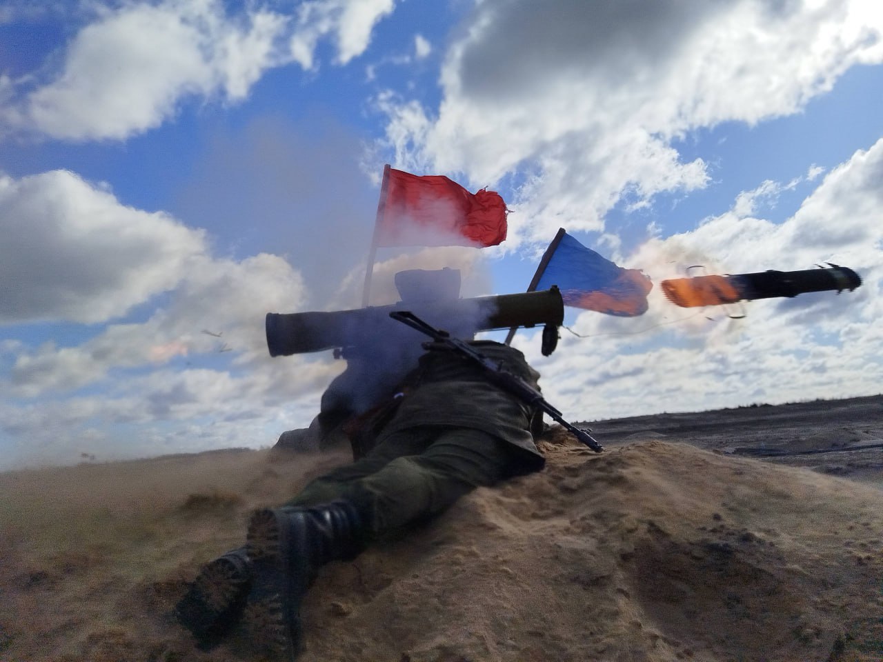 Под Брестом прошли занятия по вождению боевых машин на плаву в условиях «диверсионных действий»