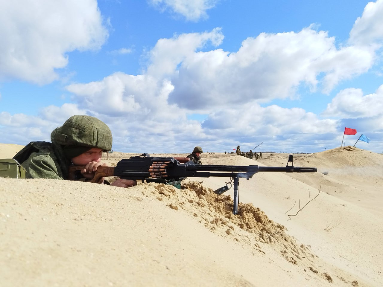 Под Брестом прошли занятия по вождению боевых машин на плаву в условиях «диверсионных действий»