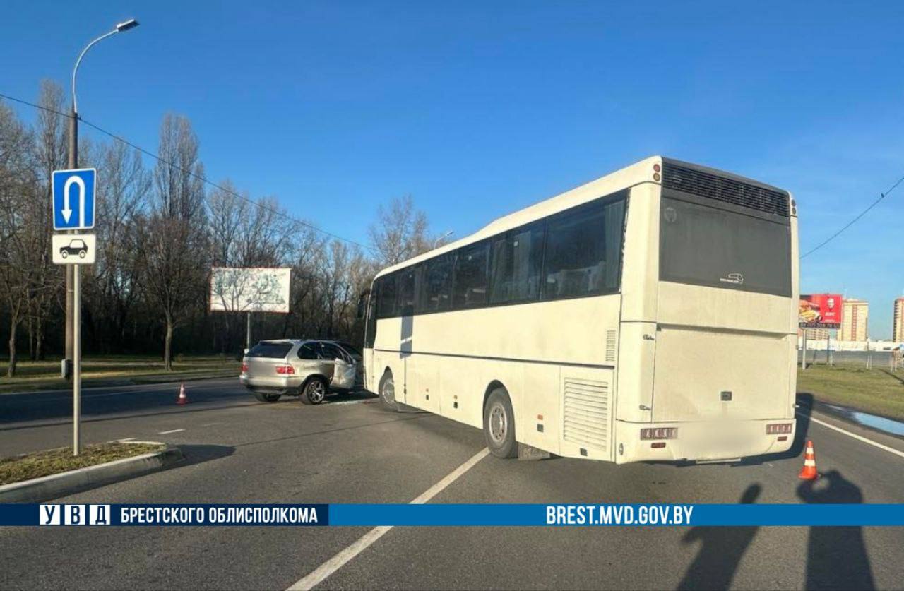 Водитель автобуса спровоцировал ДТП в Бресте – BMW выбросило на встречную полосу