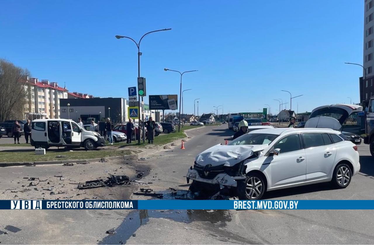 Два водителя госпитализированы после аварии в Кобрине