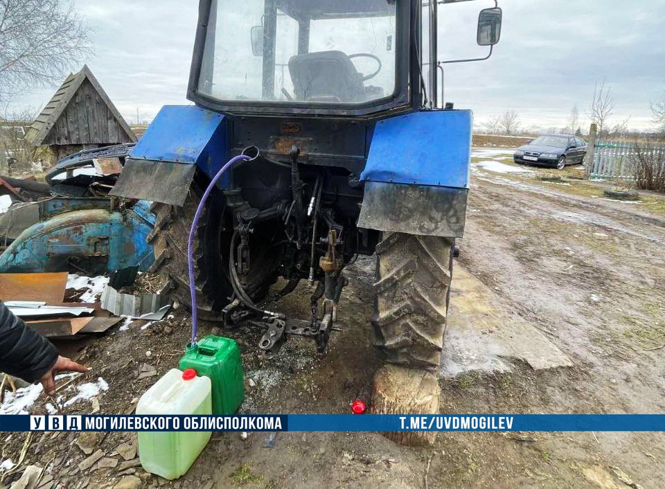 Отец вместе с сыном слил 540 литров дизтоплива