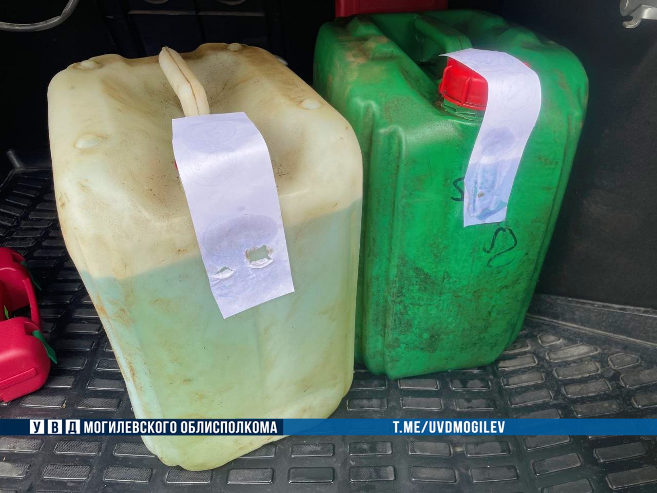 Отец вместе с сыном слил 540 литров дизтоплива