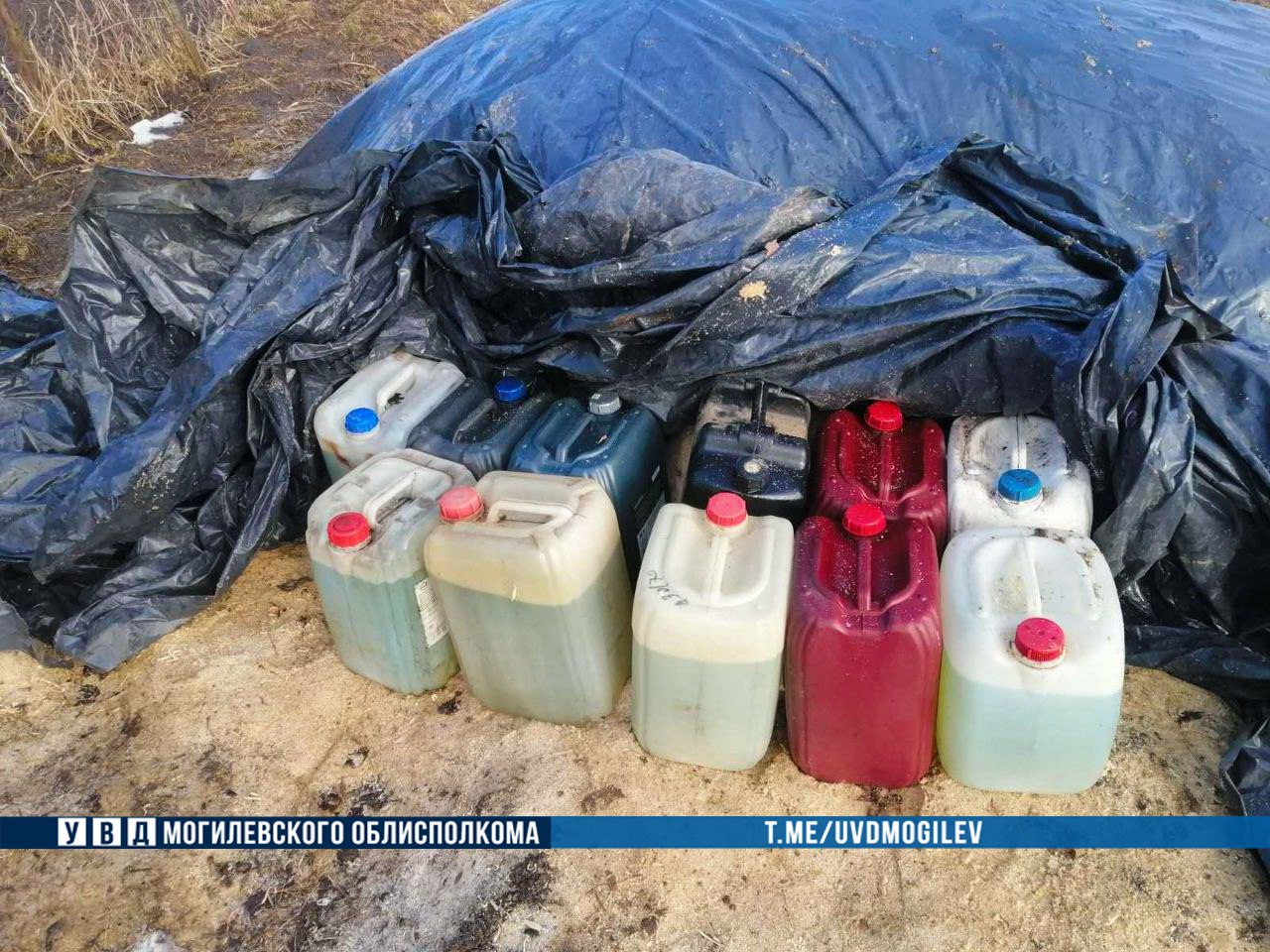 Отец вместе с сыном слил 540 литров дизтоплива