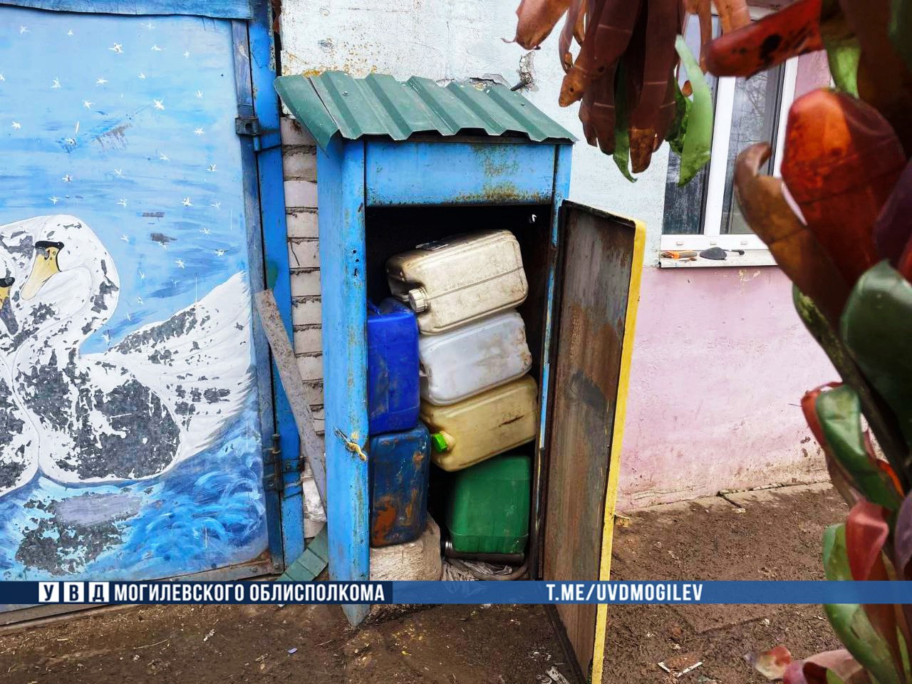 Отец вместе с сыном слил 540 литров дизтоплива