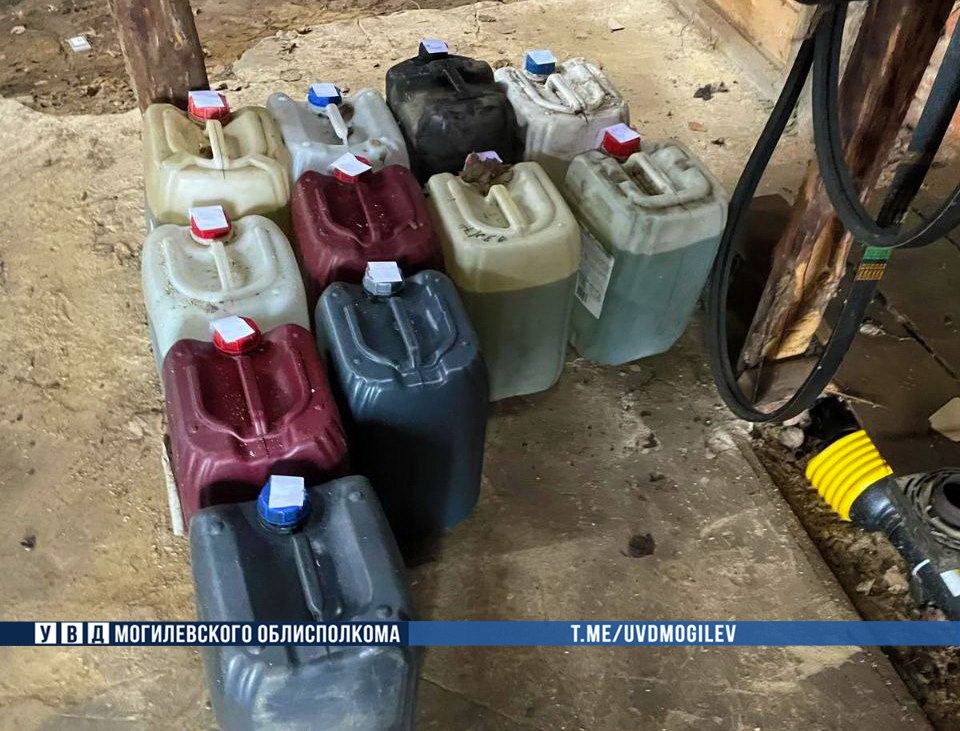 Отец вместе с сыном слил 540 литров дизтоплива