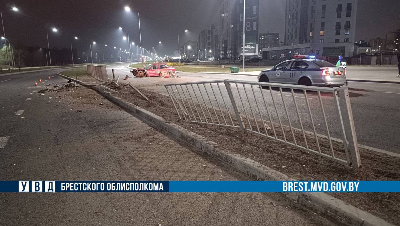 В Бресте автомобиль вынесло на разделительную полосу: повреждены 11 пролетов забора