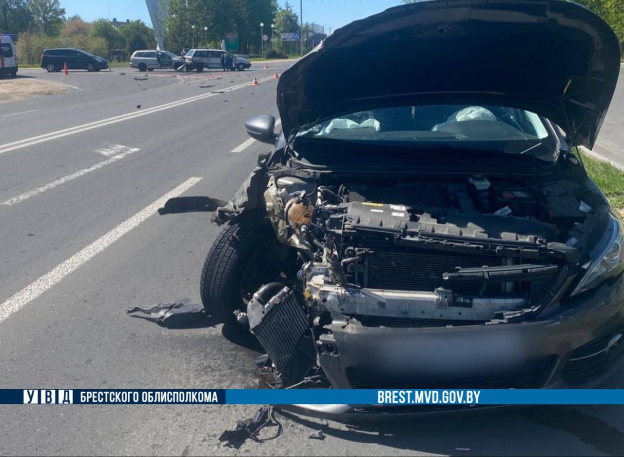 Три автомобиля столкнулись в Ивацевичах