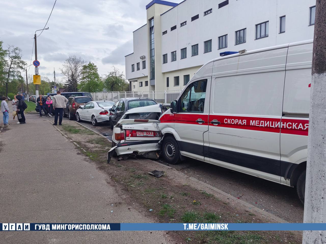 Автомобиль скорой помощи собрал «паровоз» из семи автомобилей — видео