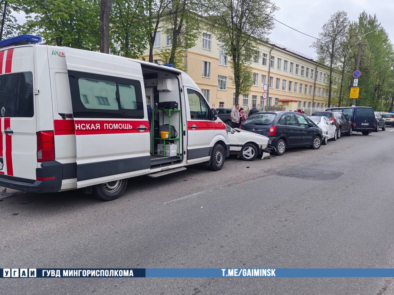 Автомобиль скорой помощи собрал «паровоз» из семи автомобилей — видео
