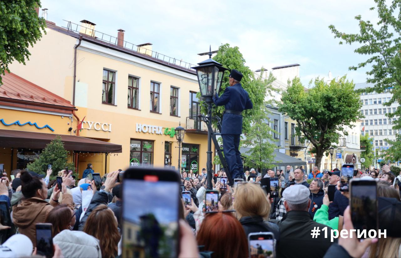 Сегодня брестский фонарщик собрал толпы зрителей