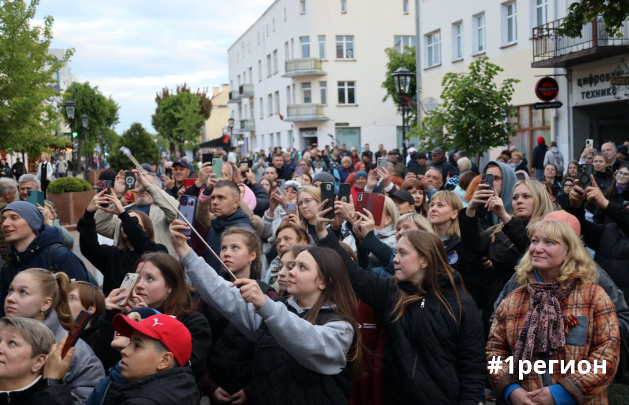 Сегодня брестский фонарщик собрал толпы зрителей