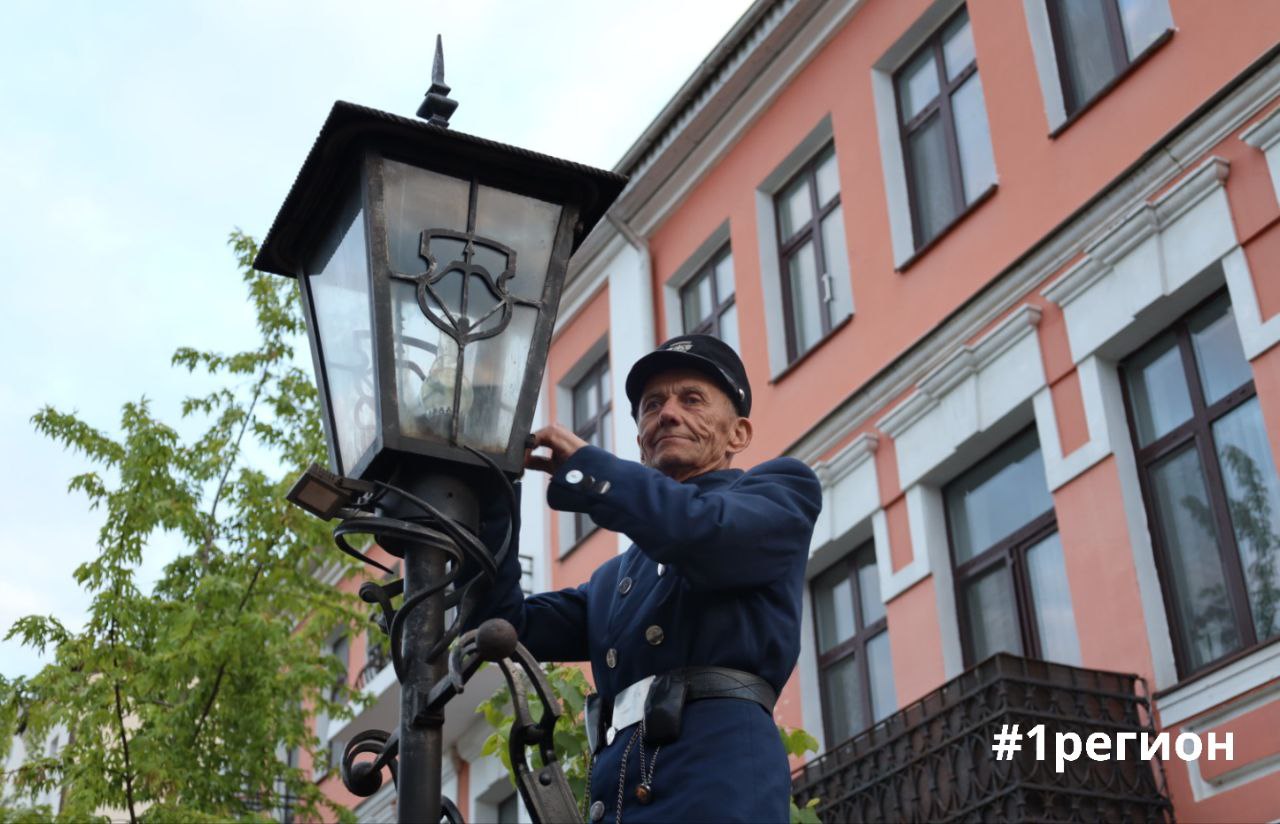 Сегодня брестский фонарщик собрал толпы зрителей
