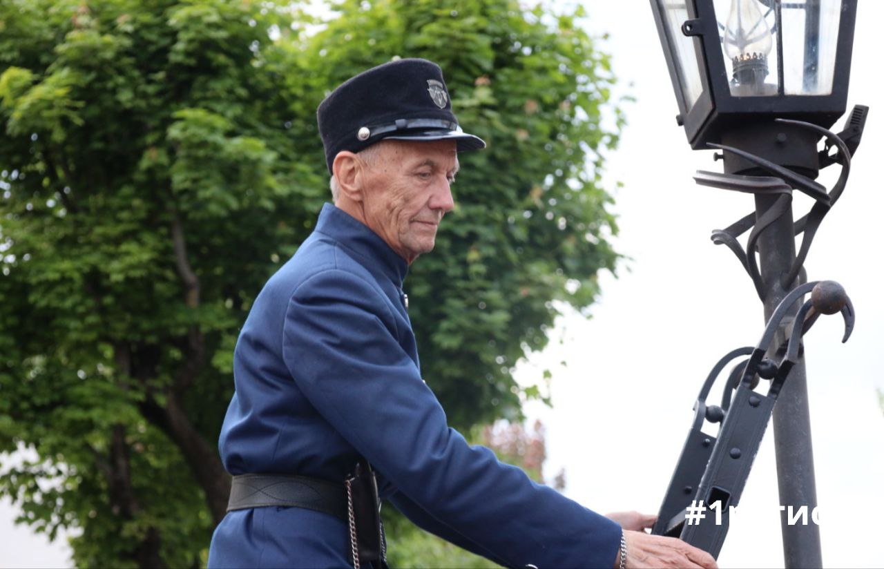 Сегодня брестский фонарщик собрал толпы зрителей