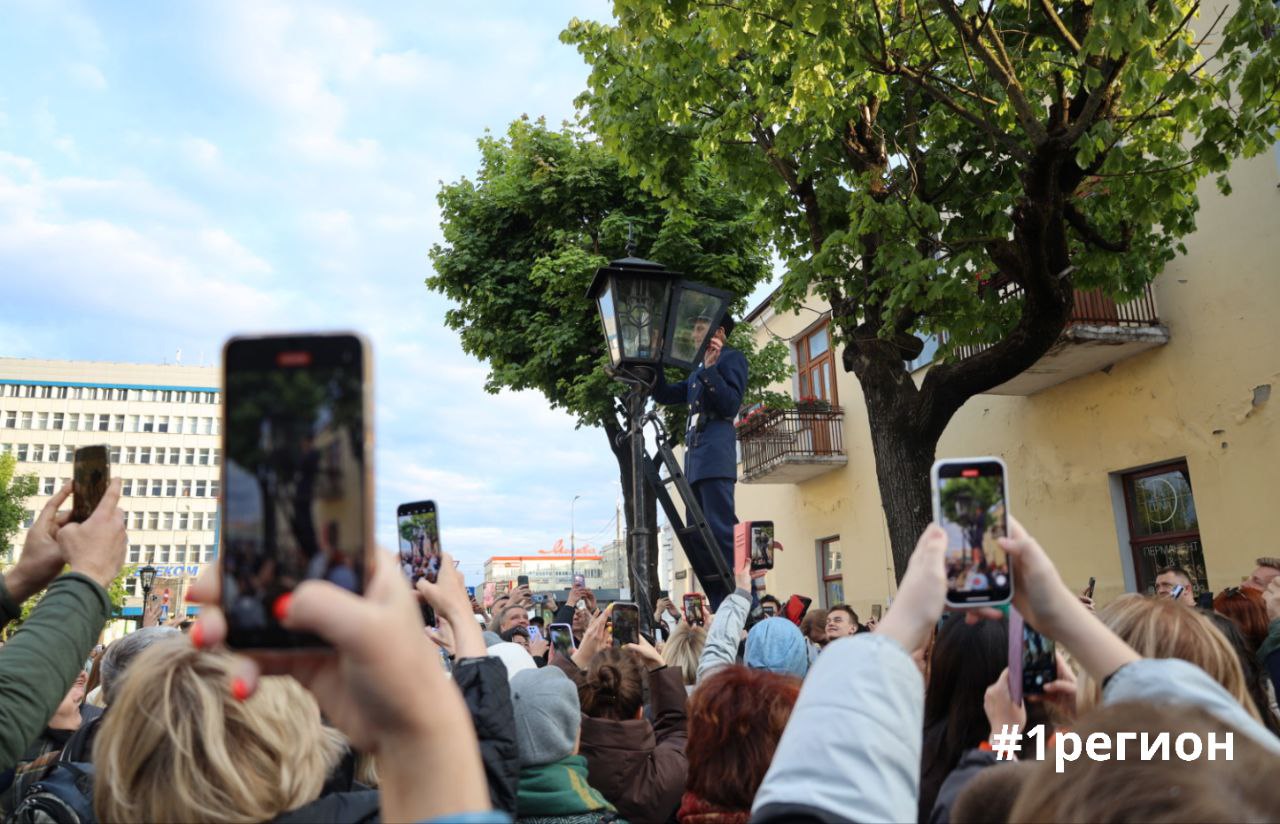 Сегодня брестский фонарщик собрал толпы зрителей