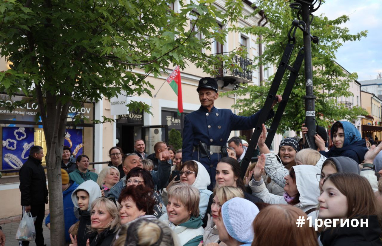 Сегодня брестский фонарщик собрал толпы зрителей