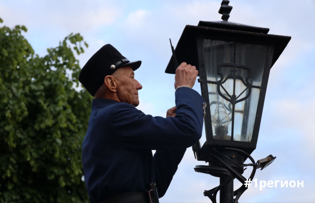 Сегодня брестский фонарщик собрал толпы зрителей