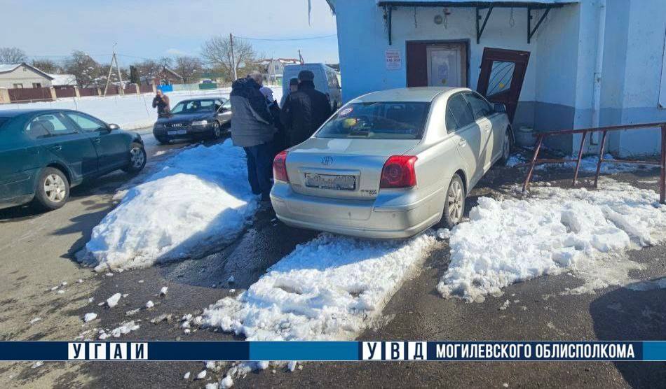 «Получил права четыре месяца назад». 18-летний водитель врезался в магазин