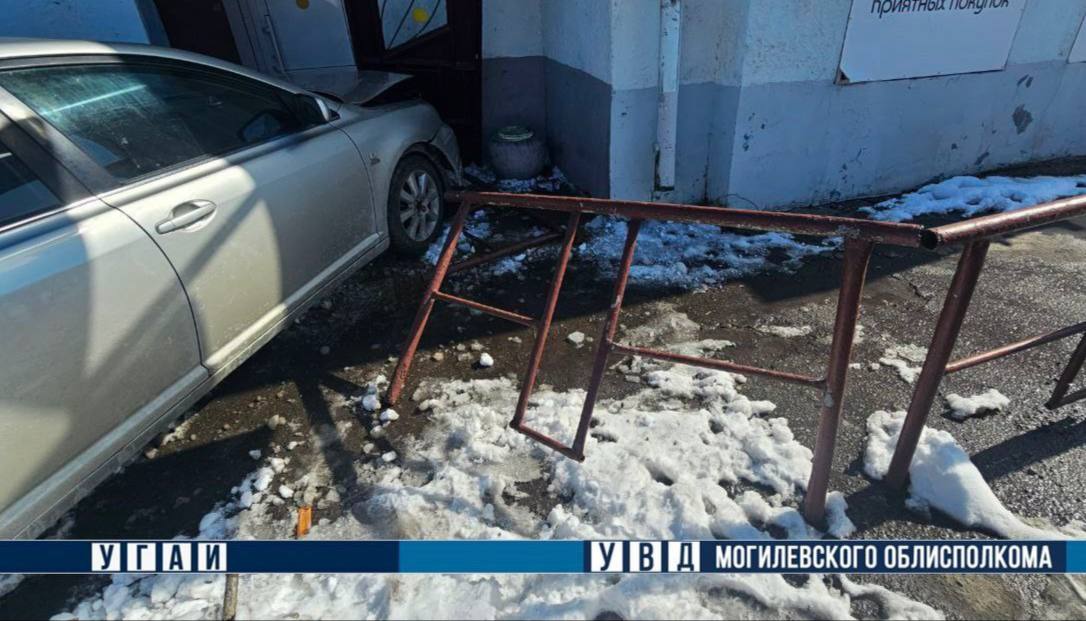 «Получил права четыре месяца назад». 18-летний водитель врезался в магазин