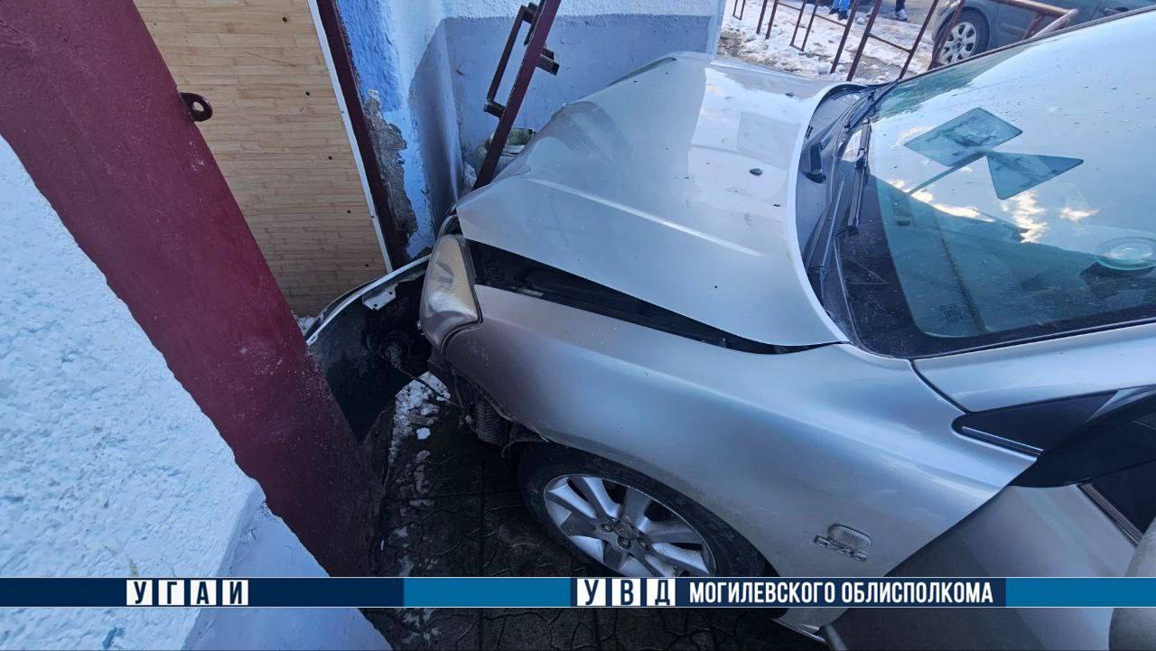 «Получил права четыре месяца назад». 18-летний водитель врезался в магазин