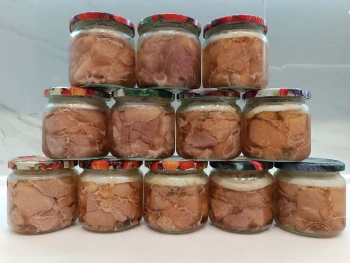 Двое жителей Пинска украли 140 банок тушенки