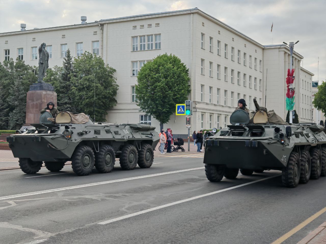 Брест готовится ко Дню Победы: на площади Ленина прошла репетиция парада