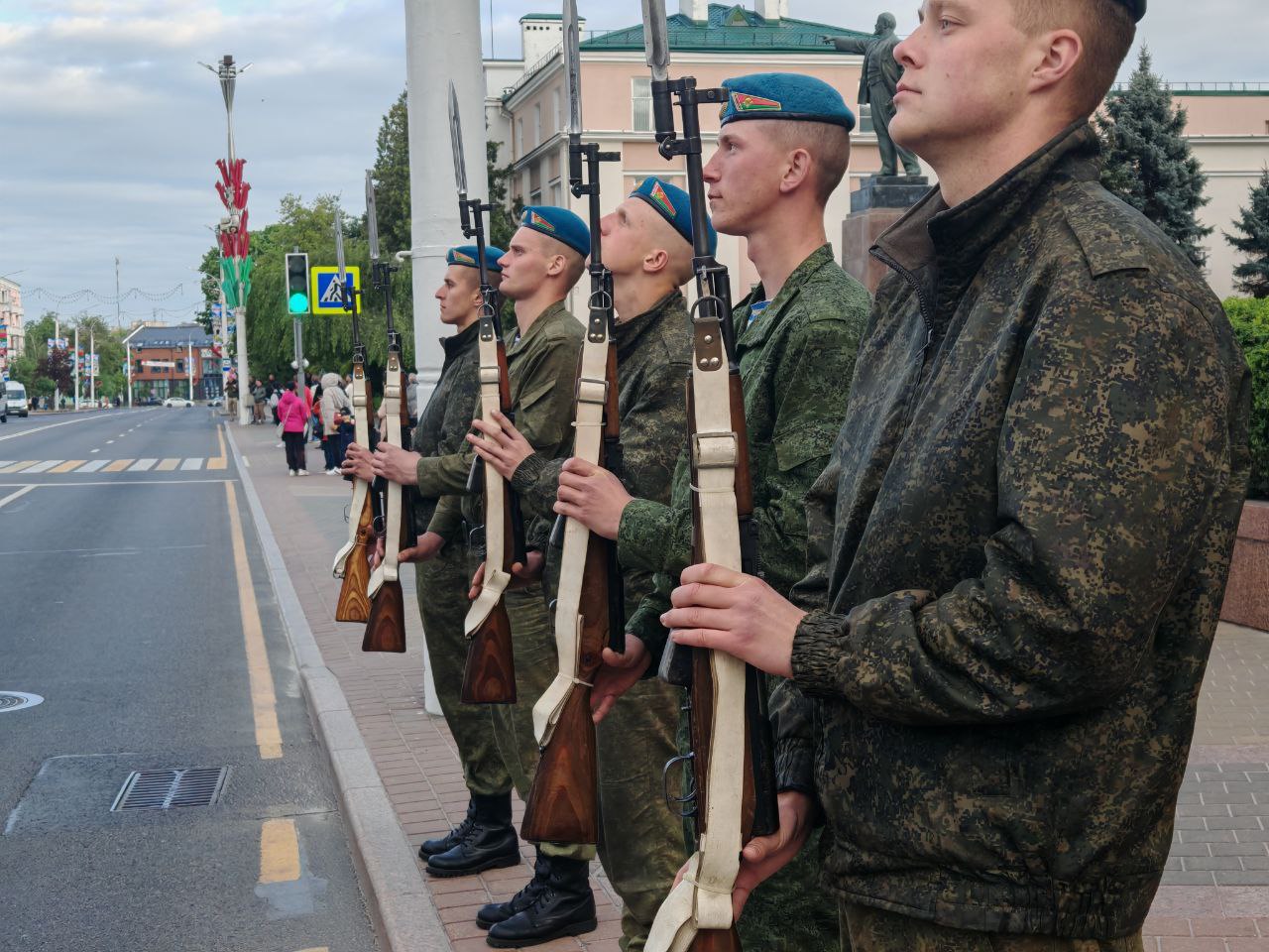 Брест готовится ко Дню Победы: на площади Ленина прошла репетиция парада