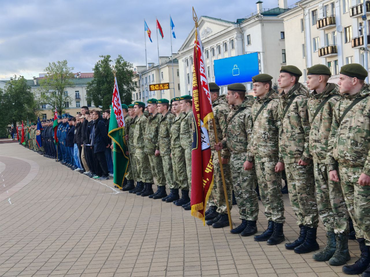 Брест готовится ко Дню Победы: на площади Ленина прошла репетиция парада