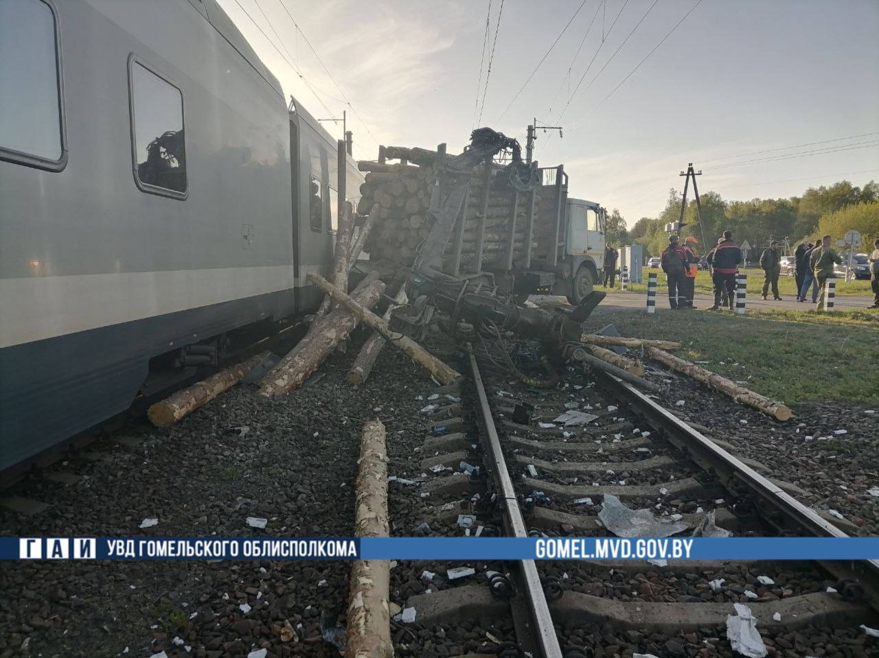 В Беларуси поезд протаранил заглохший лесовоз на переезде