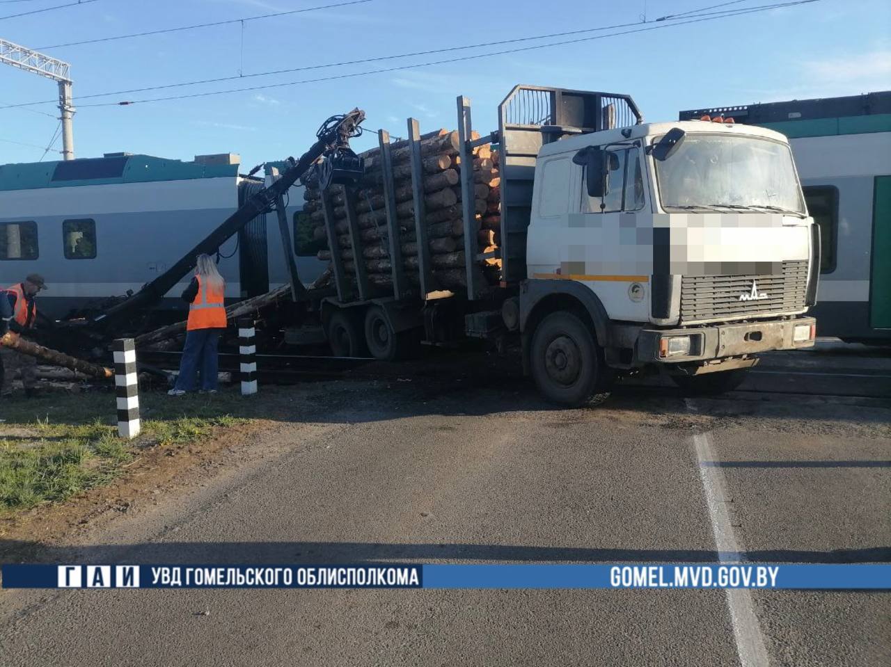 В Беларуси поезд протаранил заглохший лесовоз на переезде