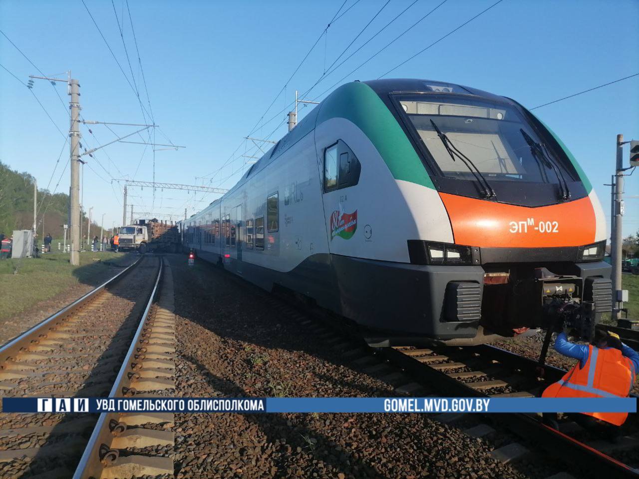 В Беларуси поезд протаранил заглохший лесовоз на переезде