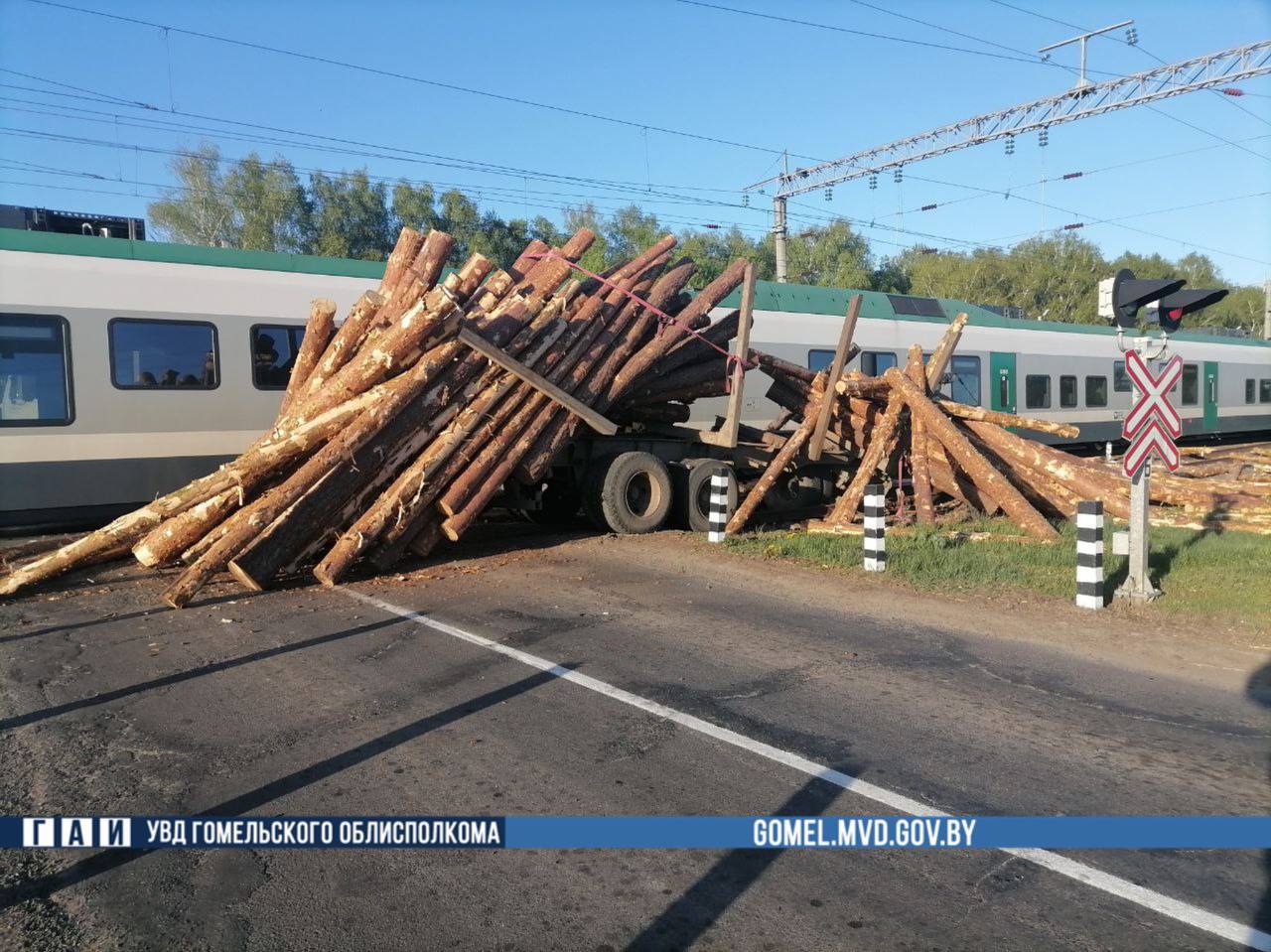 В Беларуси поезд протаранил заглохший лесовоз на переезде