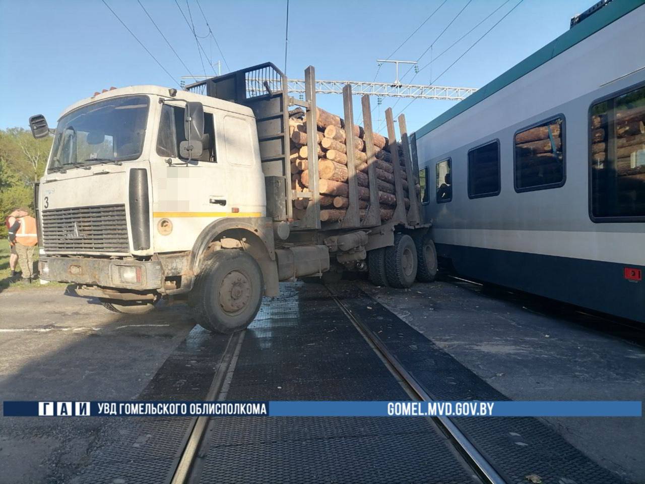 В Беларуси поезд протаранил заглохший лесовоз на переезде