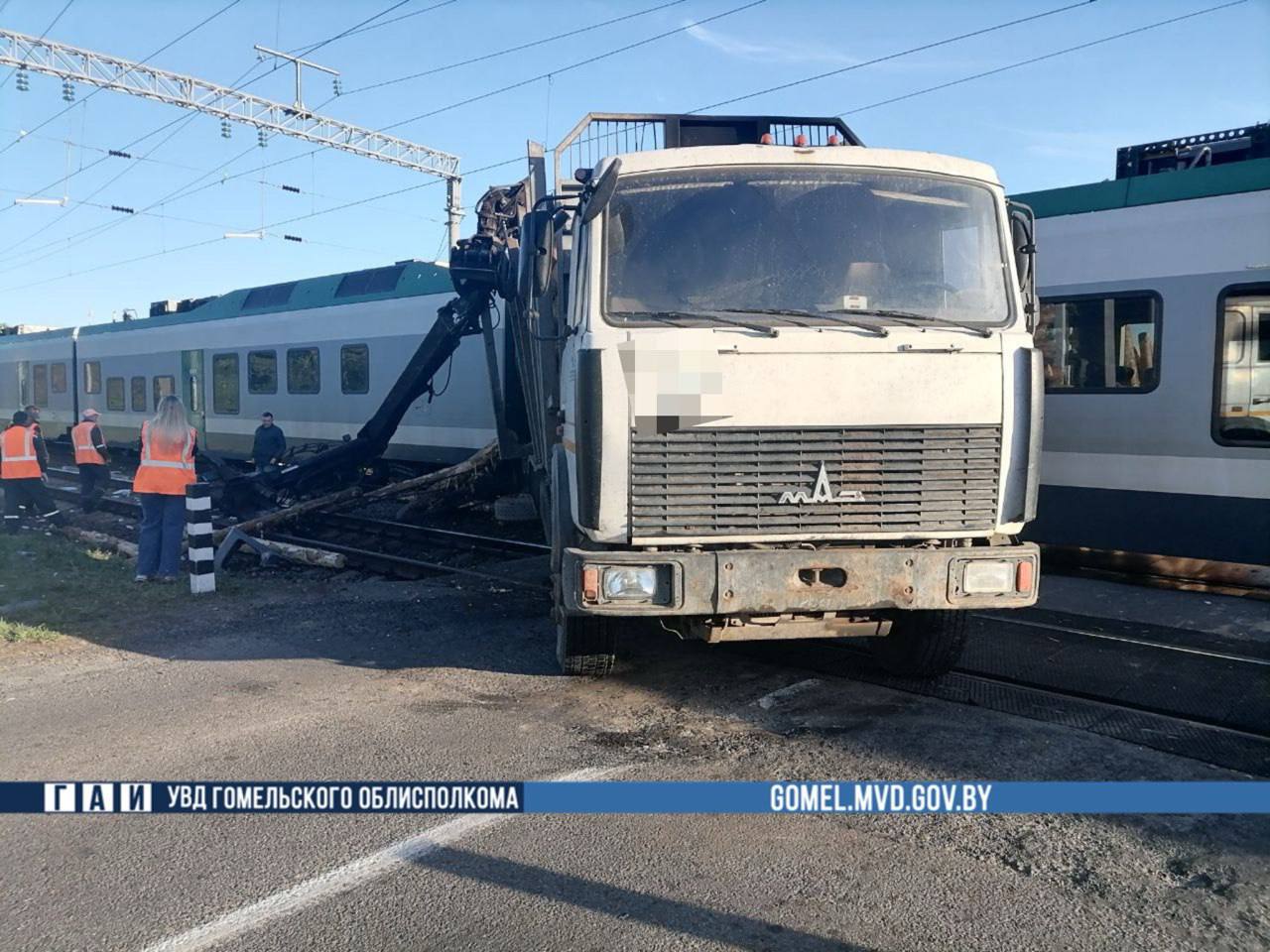 В Беларуси поезд протаранил заглохший лесовоз на переезде