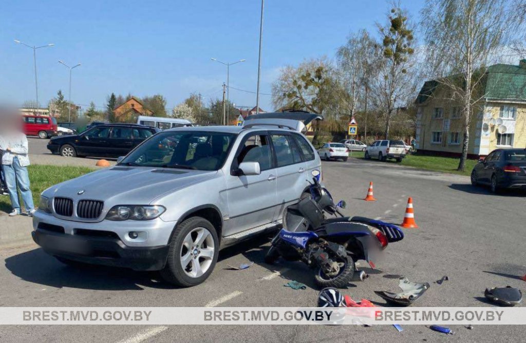 Цепная авария в Лунинце: из-за Mercedes мопед врезался в BMW